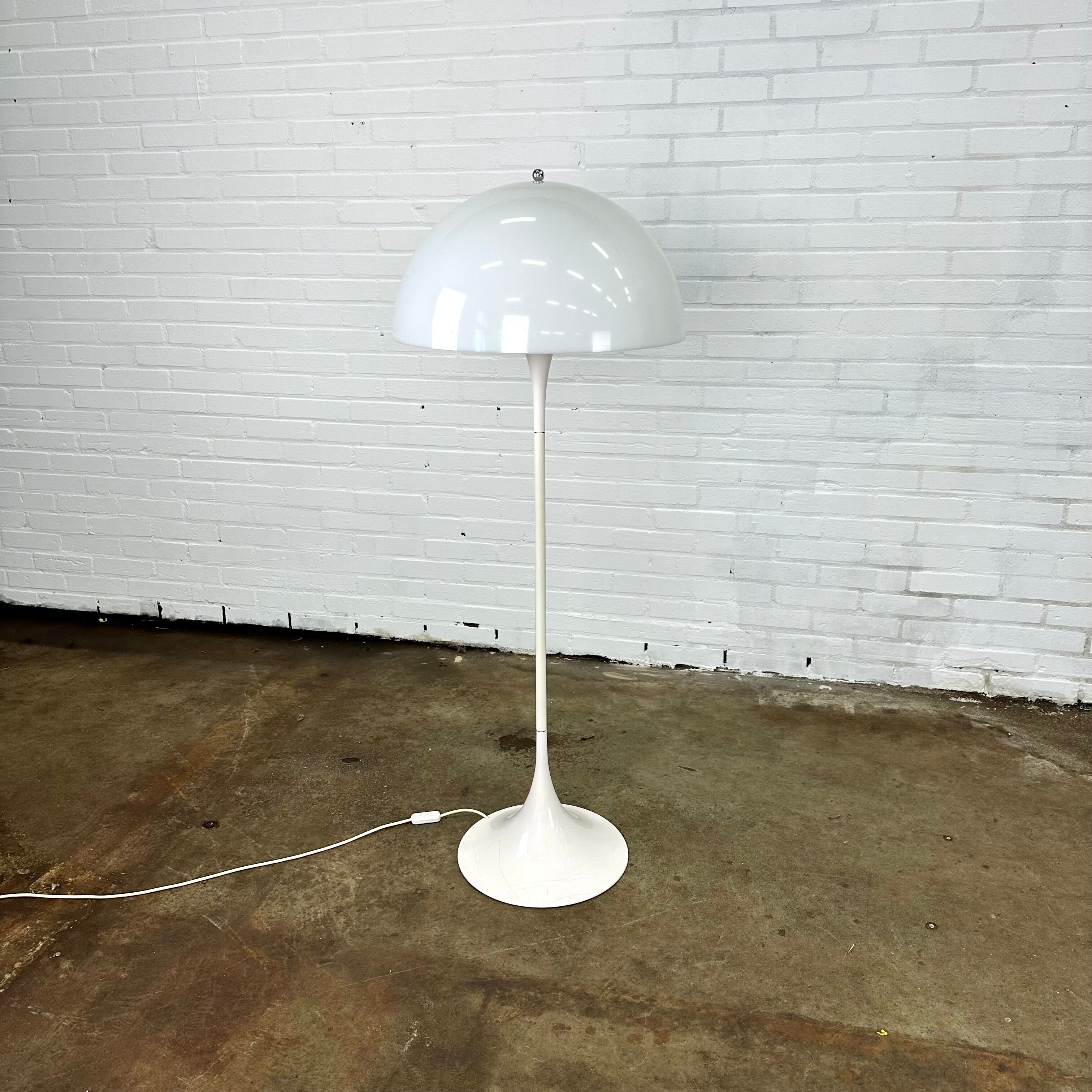 Lampadaire Panthella de Vener Panton, Louis Poulsen