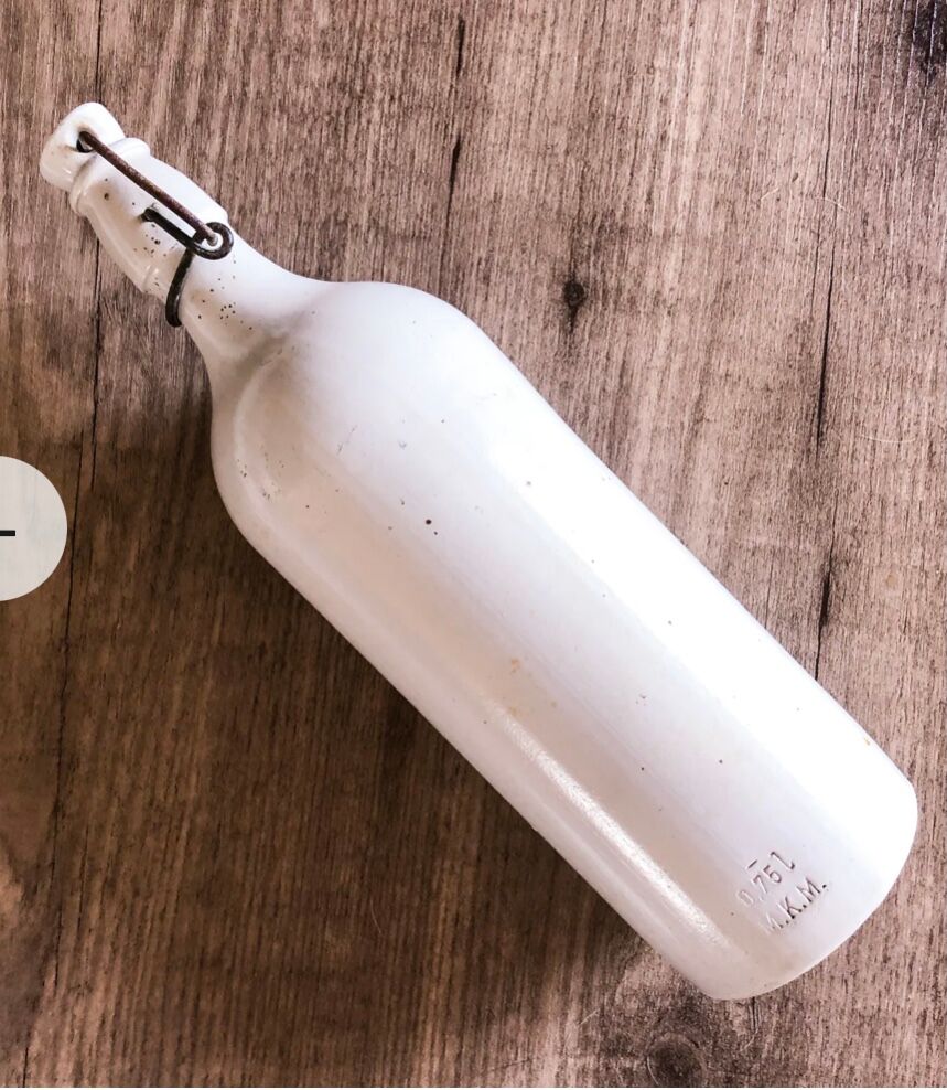 Bouteille en grès blanche vernissée