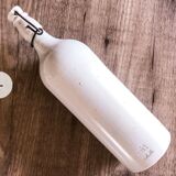 Bouteille en grès blanche vernissée