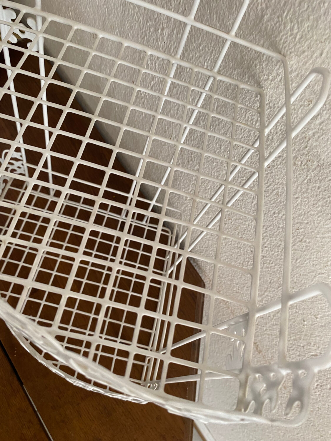 Corner shelf in openwork metal