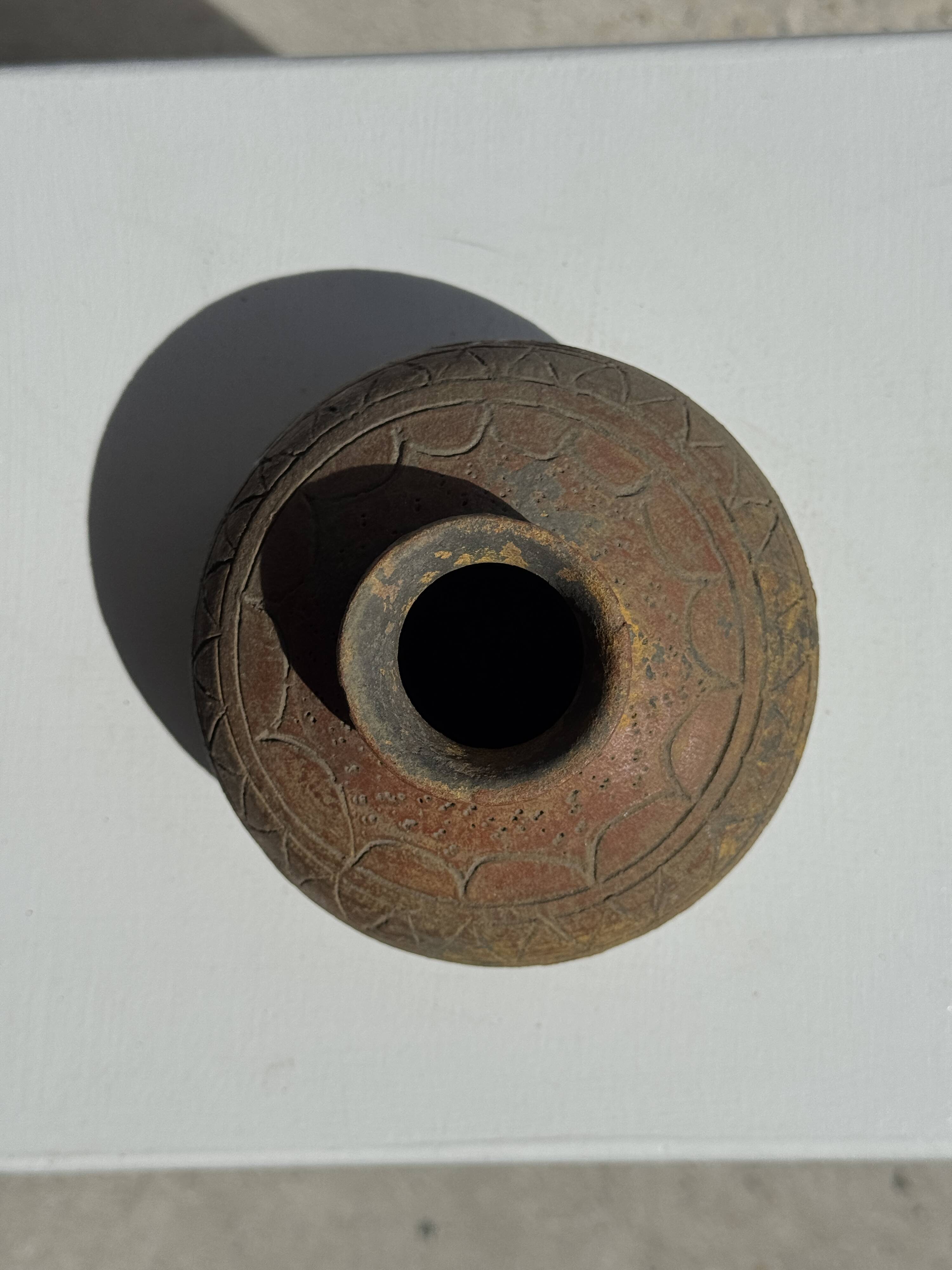 Small round ancient vase in engraved terracotta, Indonesian polychromy H10 D1