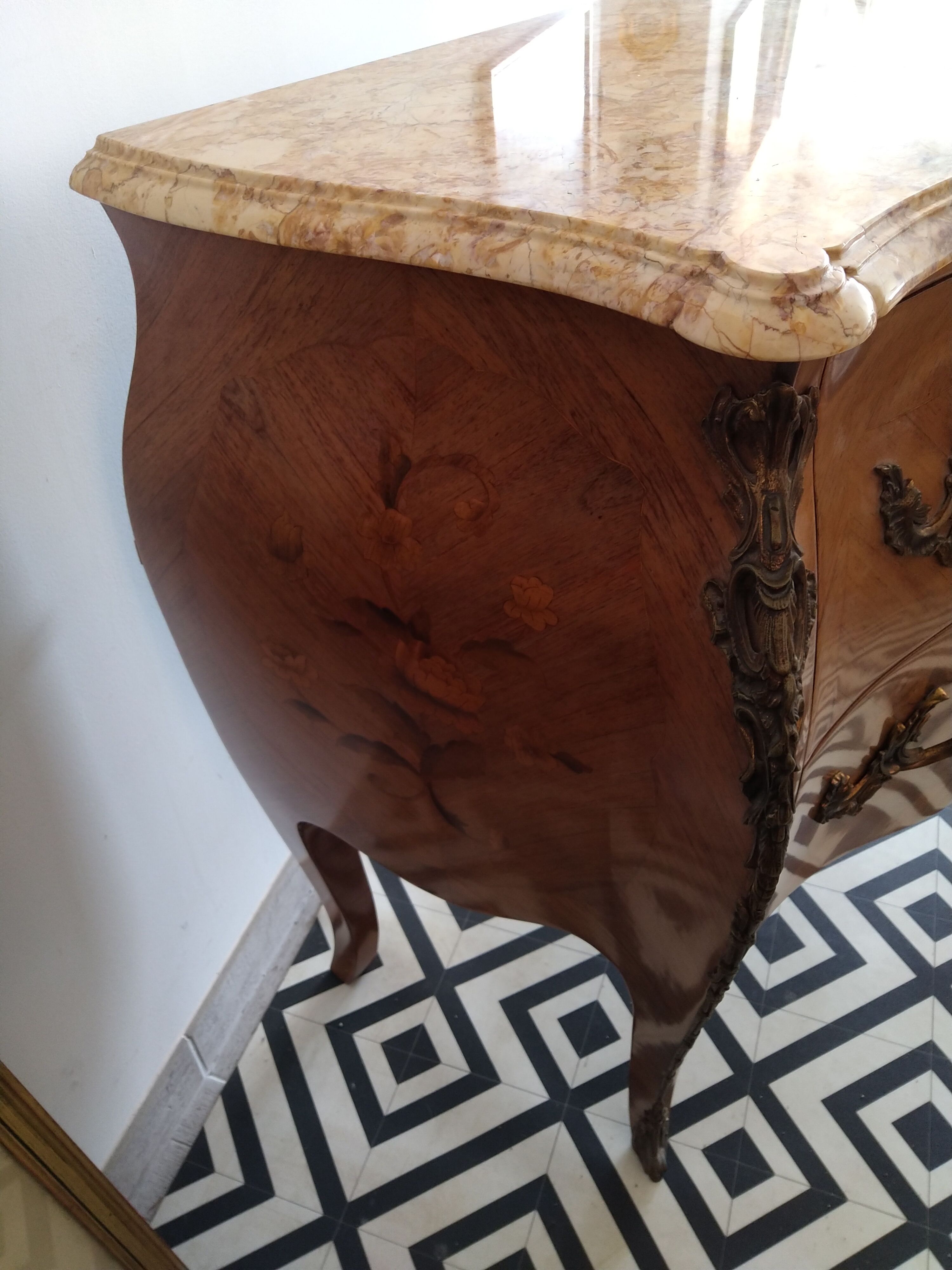 Curved Louis XV chest of drawers