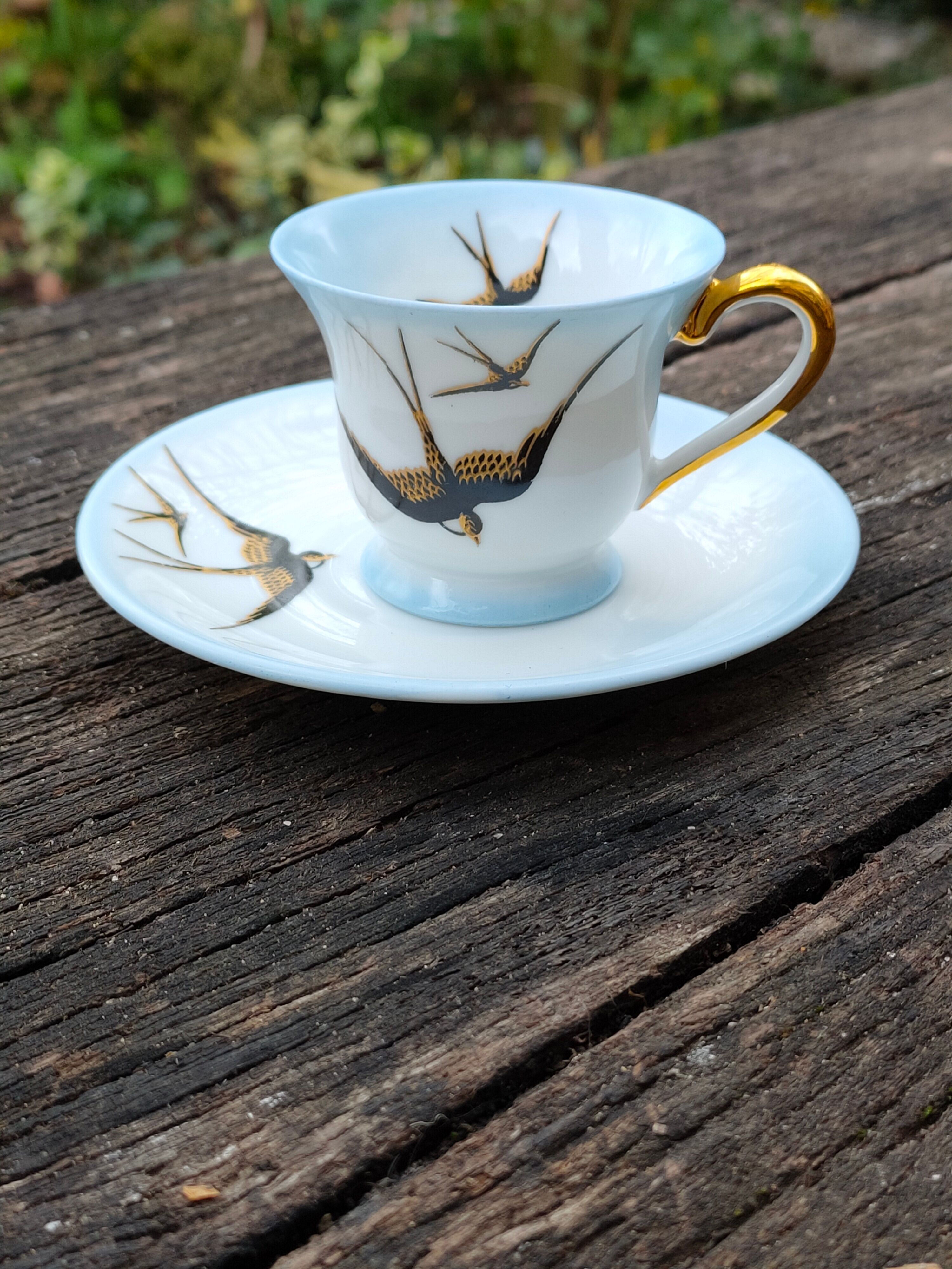 Tasse et sa soucoupe en porcelaine de Limoges motif "hirondelles"