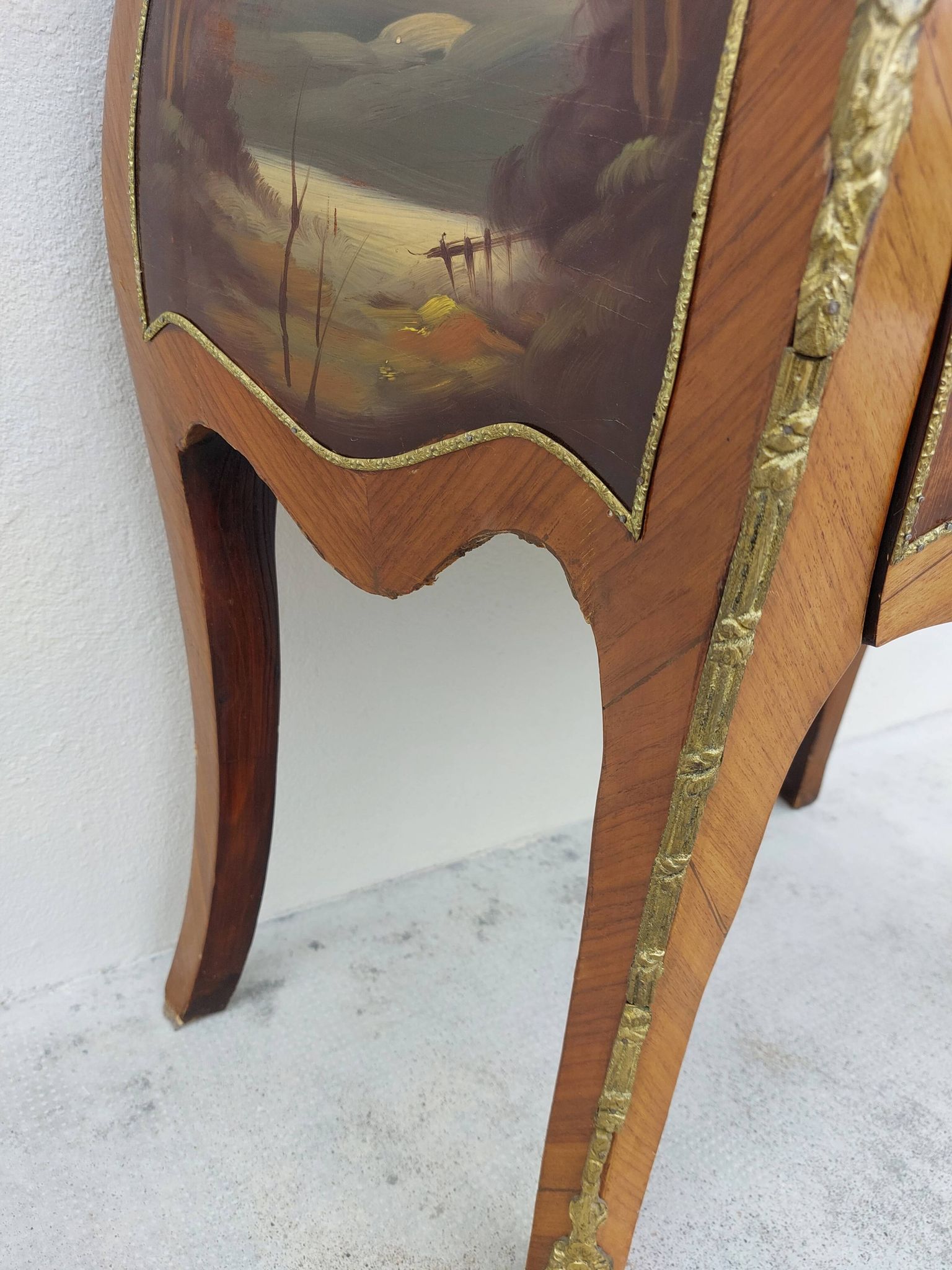 Louis XV curved chest of drawers in Martin varnished marquetry