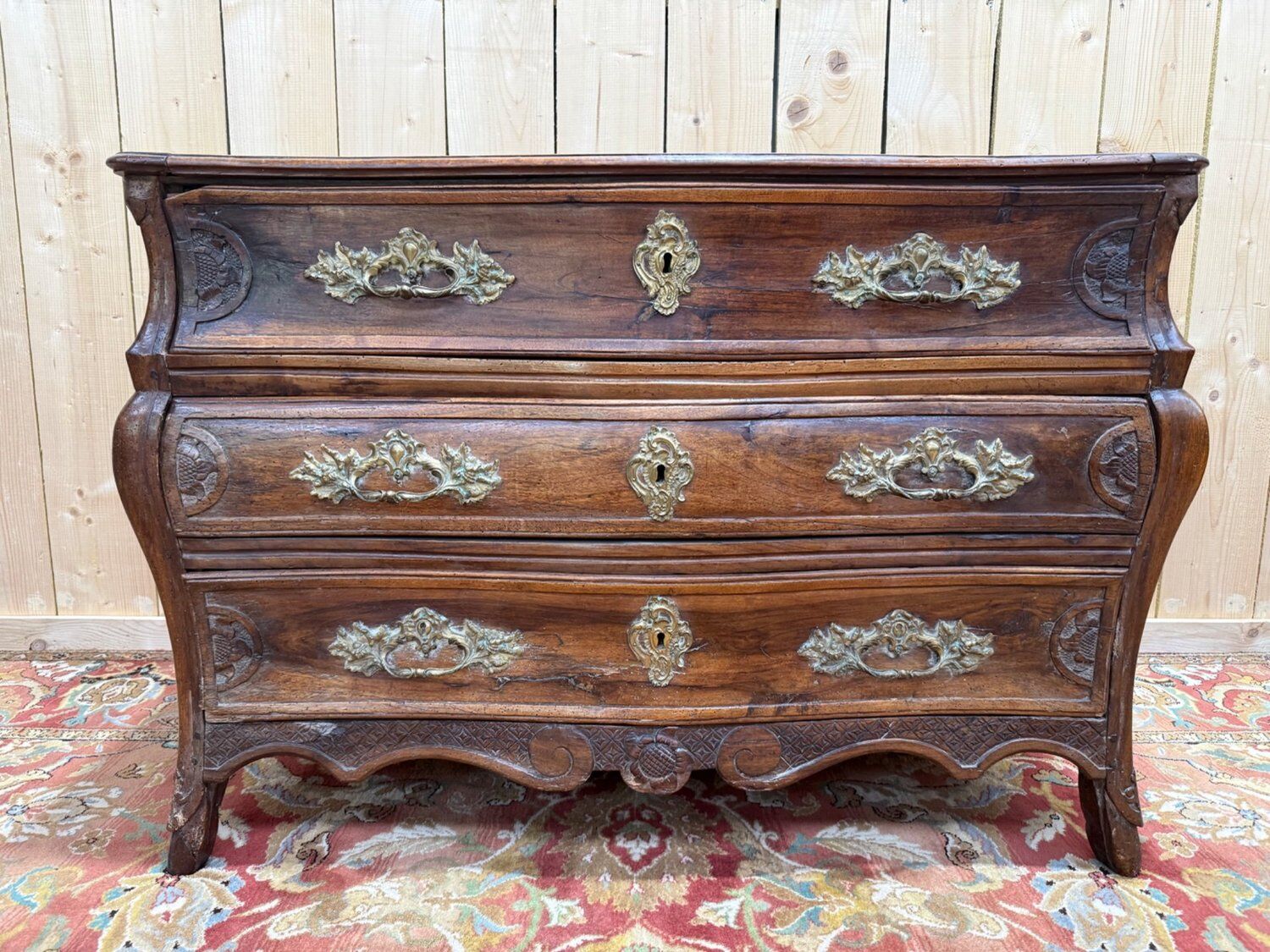 Regency period commode – Solid walnut – Chiselled gilded bronze