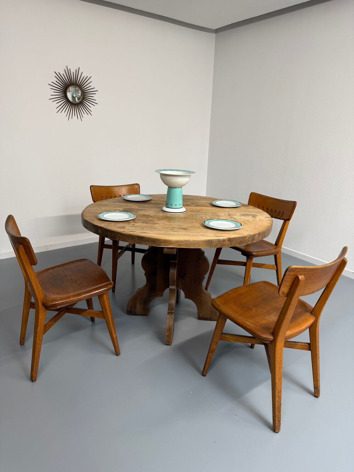 Round table in solid wood, thick top, vintage brutalist style from the 1960s.
