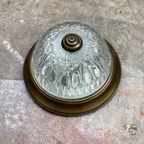 Plafonnier en laiton et verre moulé ancien