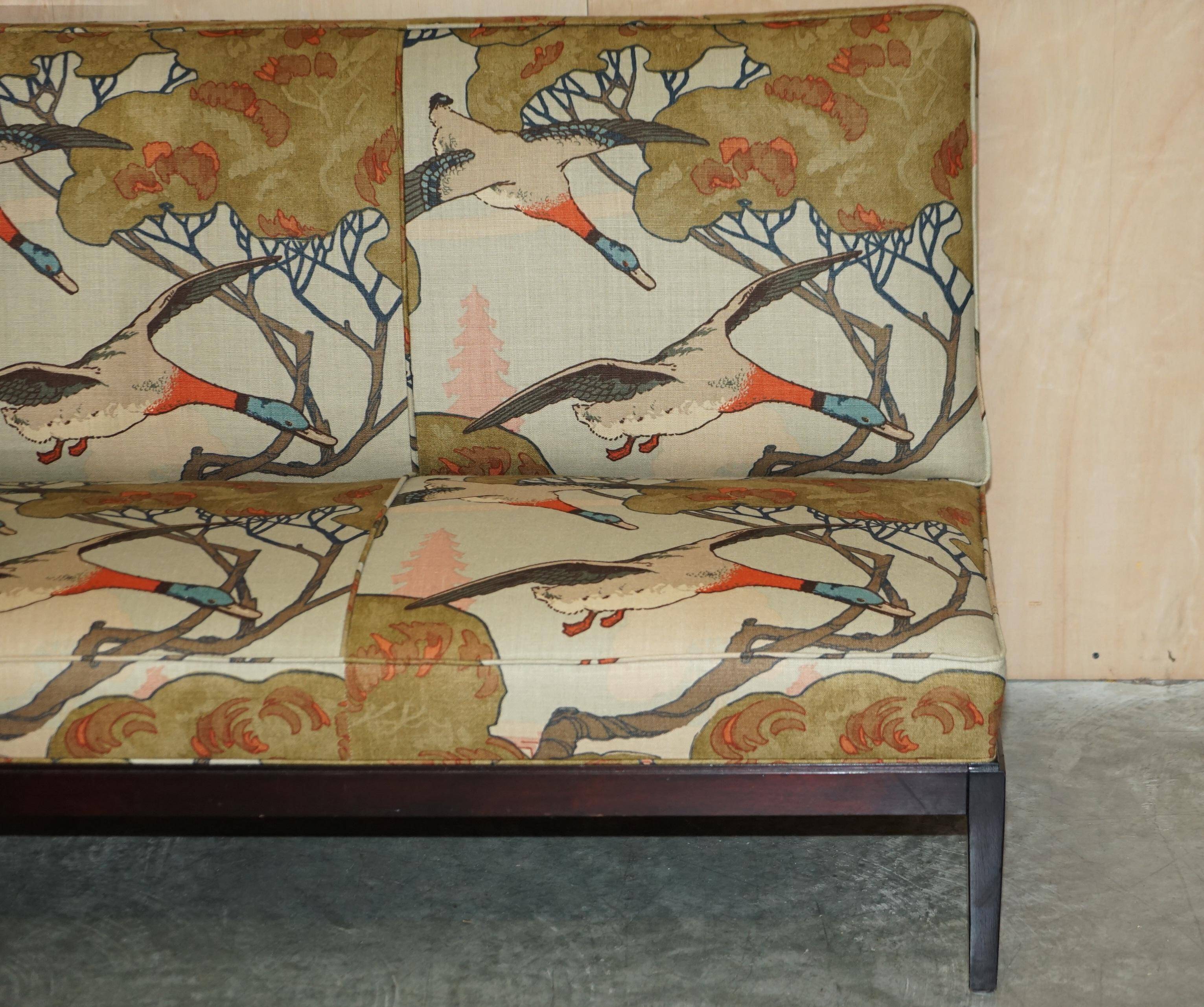 Three-seater canapé George Smith Norris restored in Mulberry linen.