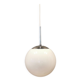 Lampe suspendue blanche avec suspension en métal, réalisée avec un abat-jour en verre opale rond boule.