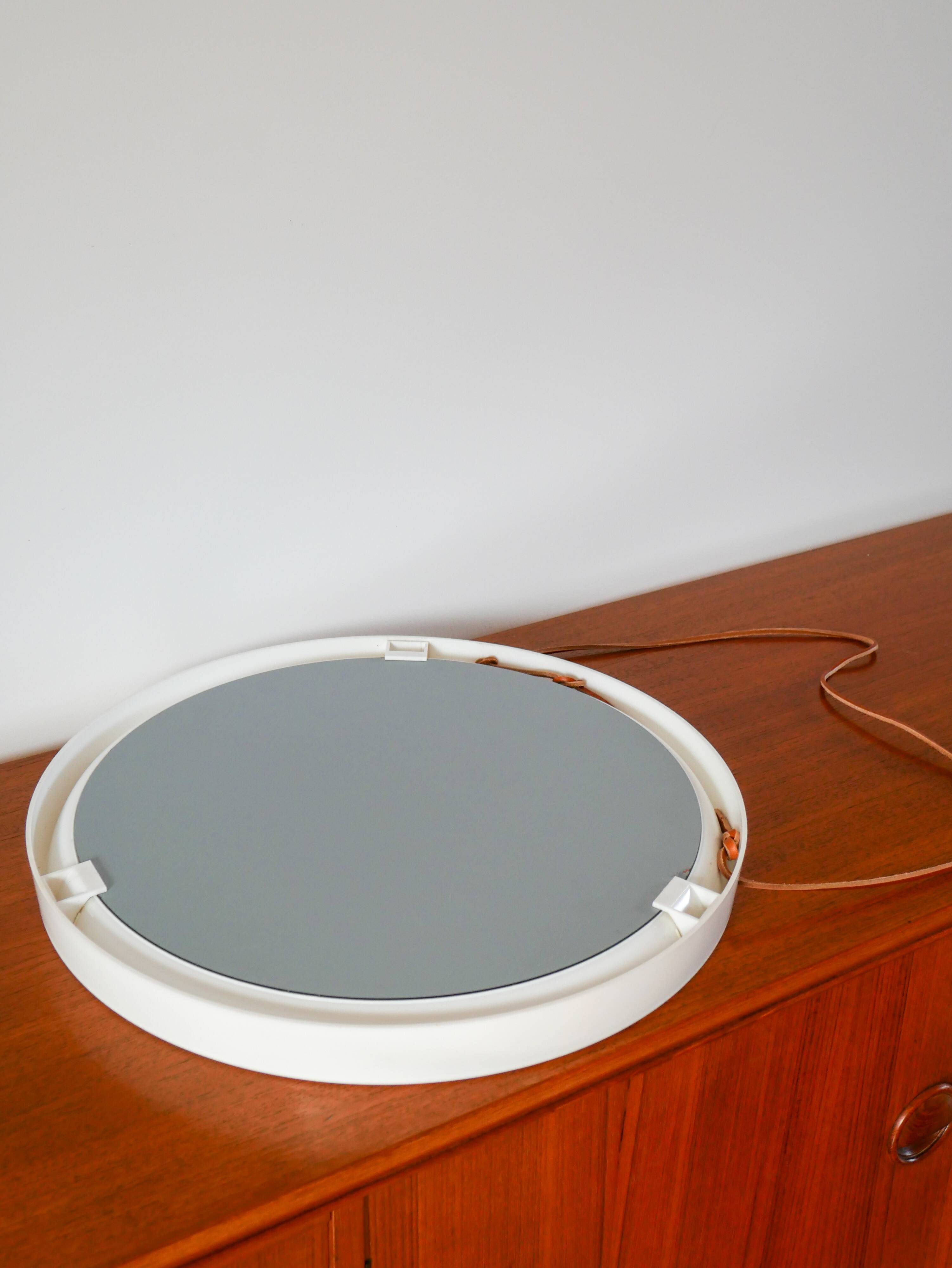 Miroir casquette design rond en plexi écru avec lanière en cuir 1970