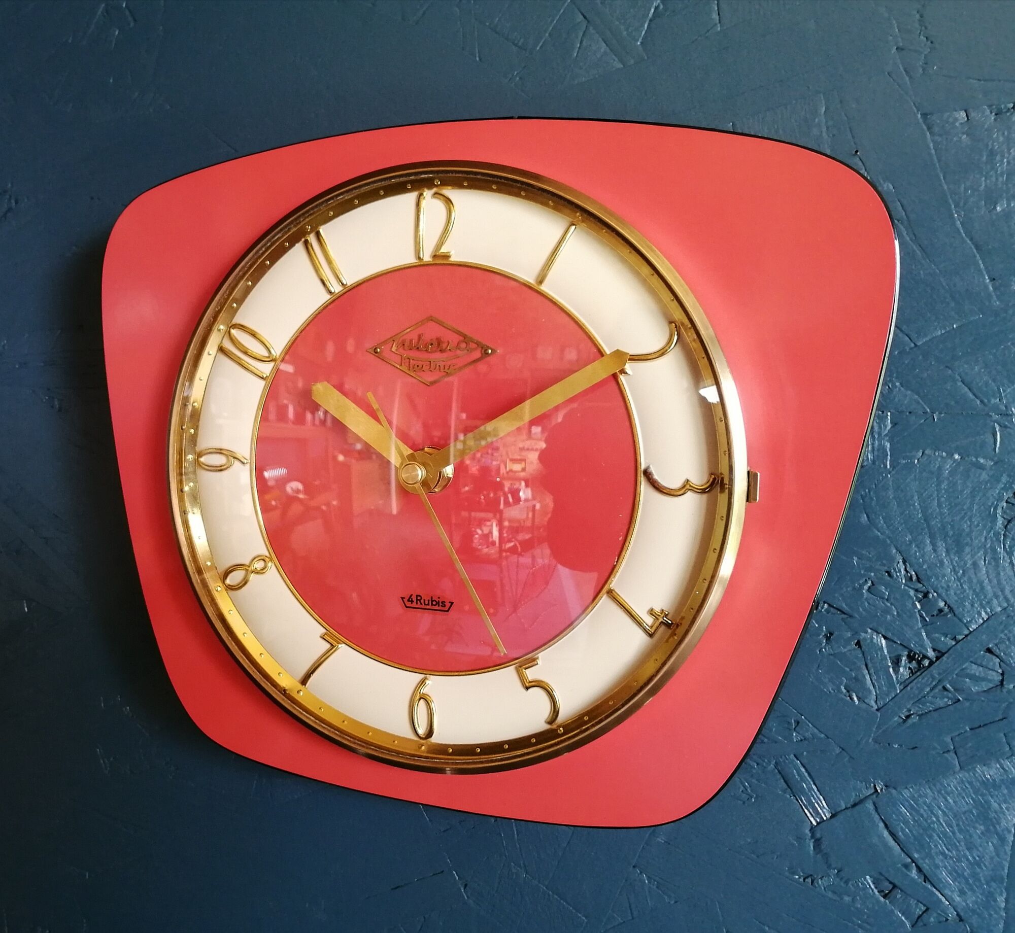 Vintage formica silent wall clock "English red Lutetia"