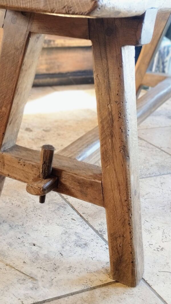 Banc ''A frame'' en chêne massif , patiné.