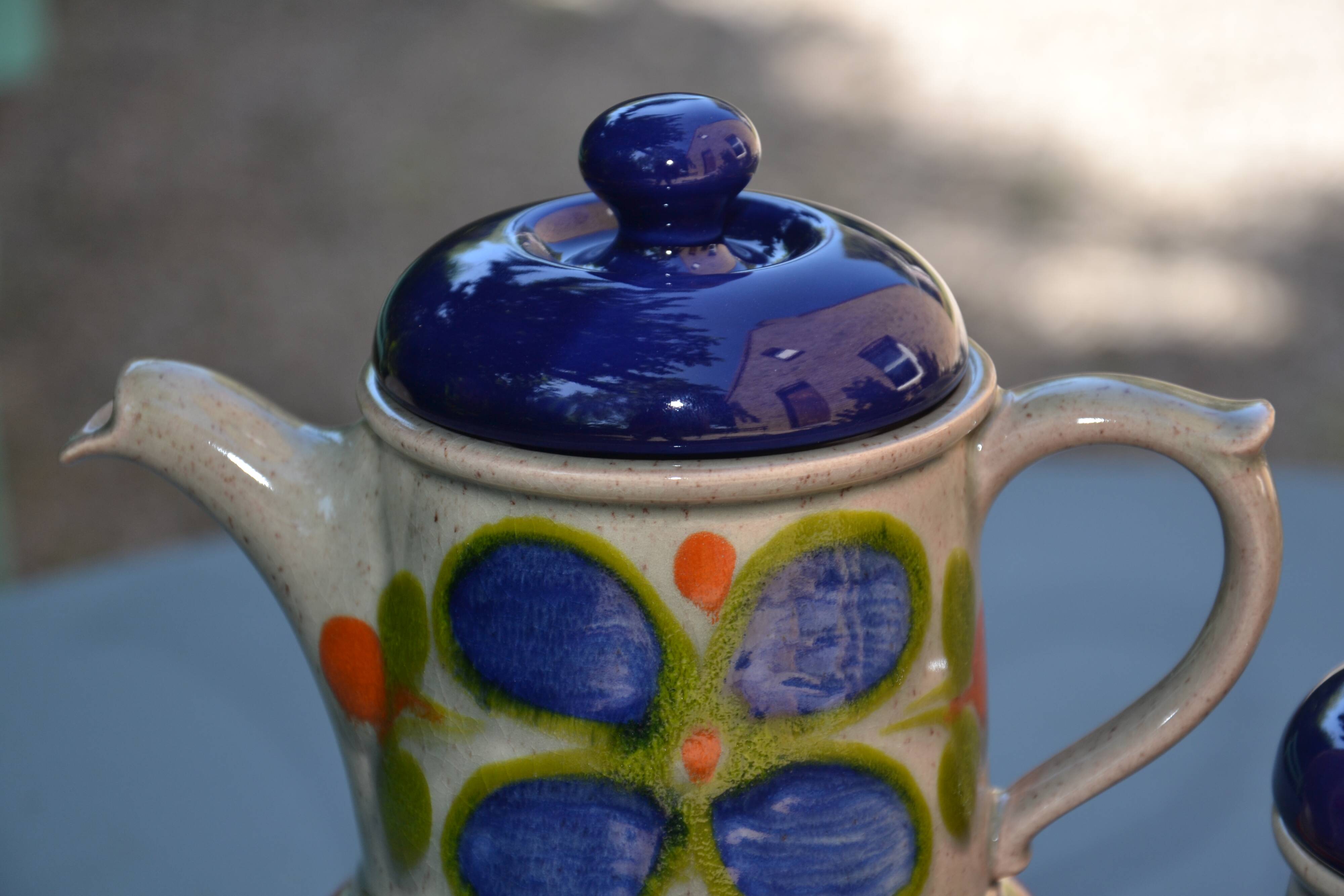 signed sugar bowl/milk jug set