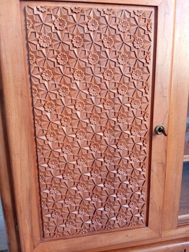 Display buffet in cherry veneer and natural wood.