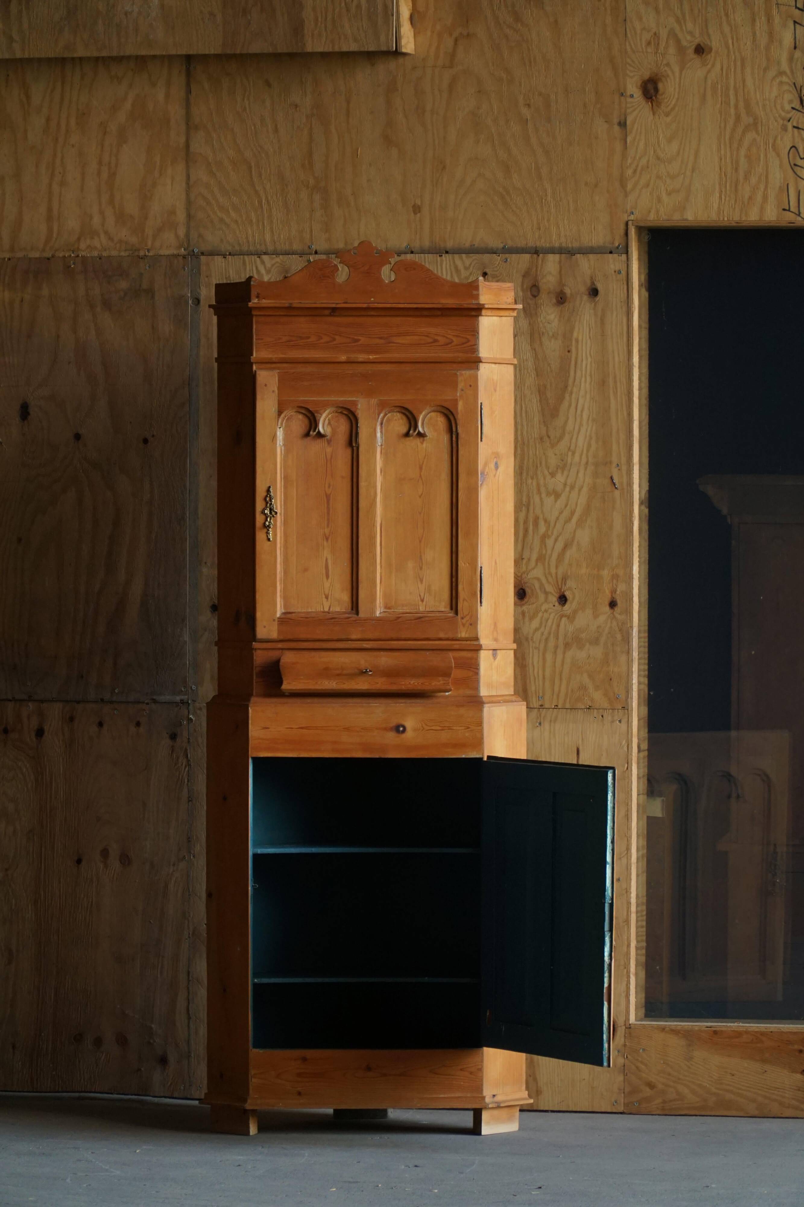 Corner pine wardrobe in two parts, Danish cabinetmaker, early 19th century.