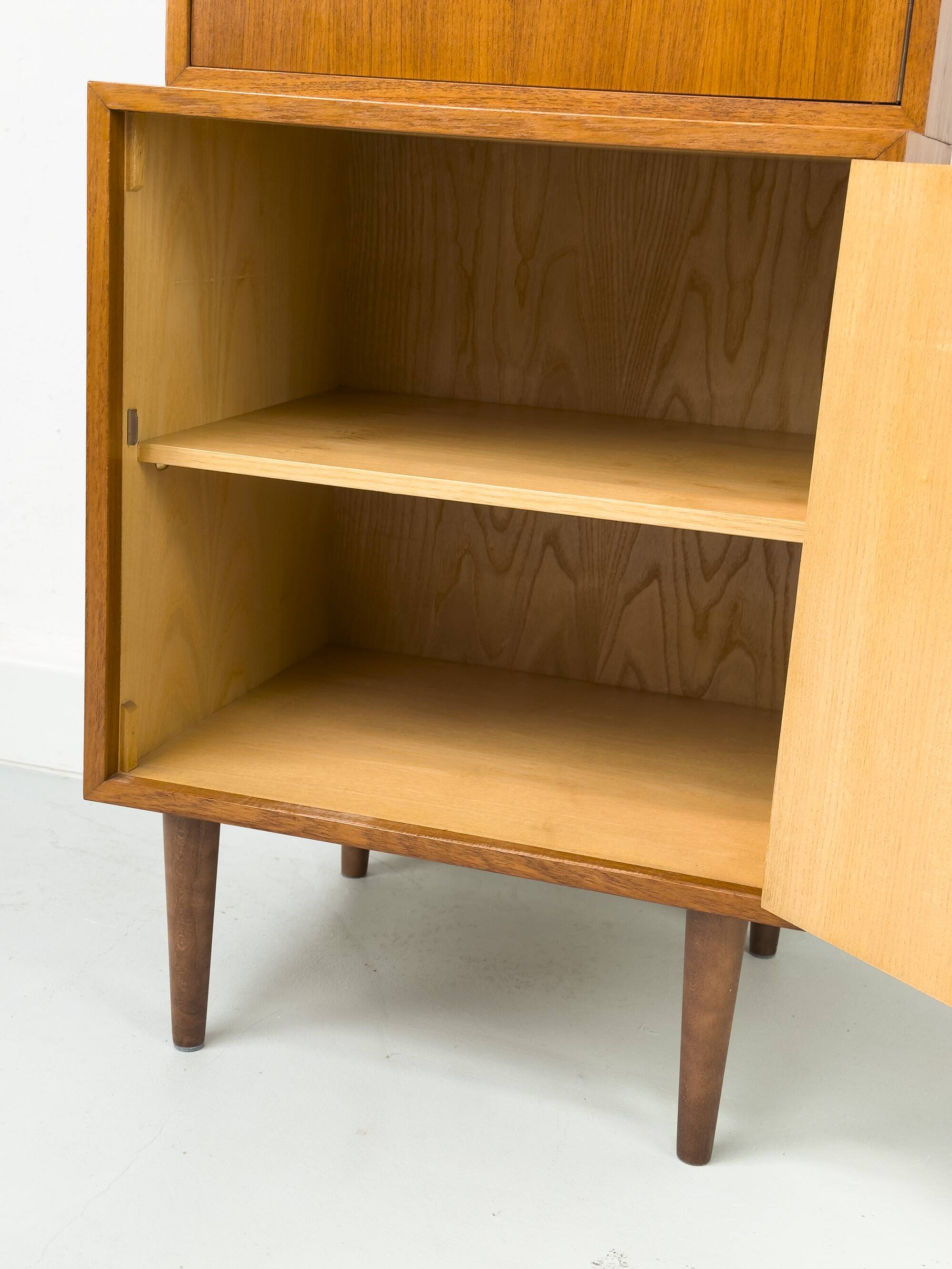 Armoire étroite en teck, années 1960