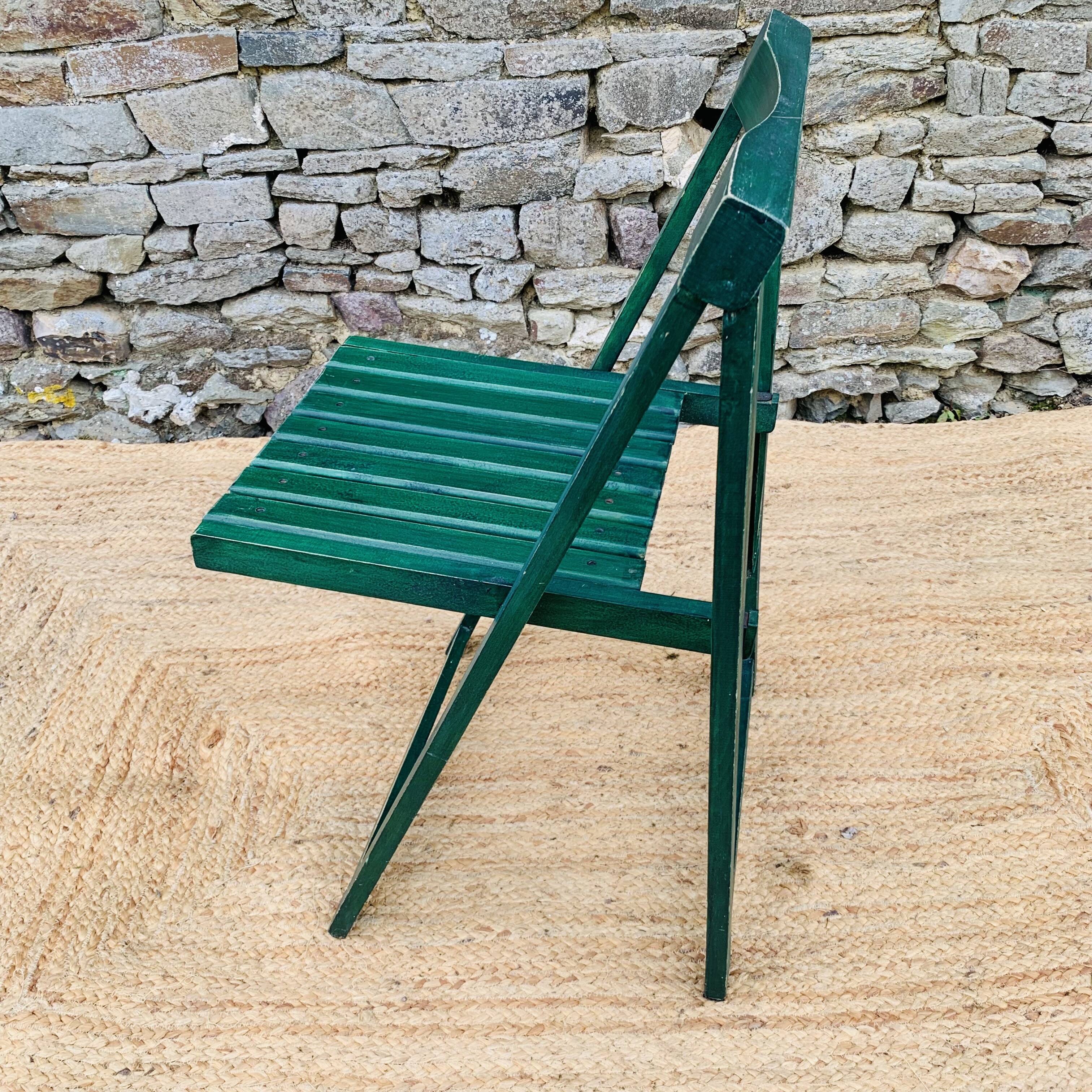 Set of 4 green folding chairs