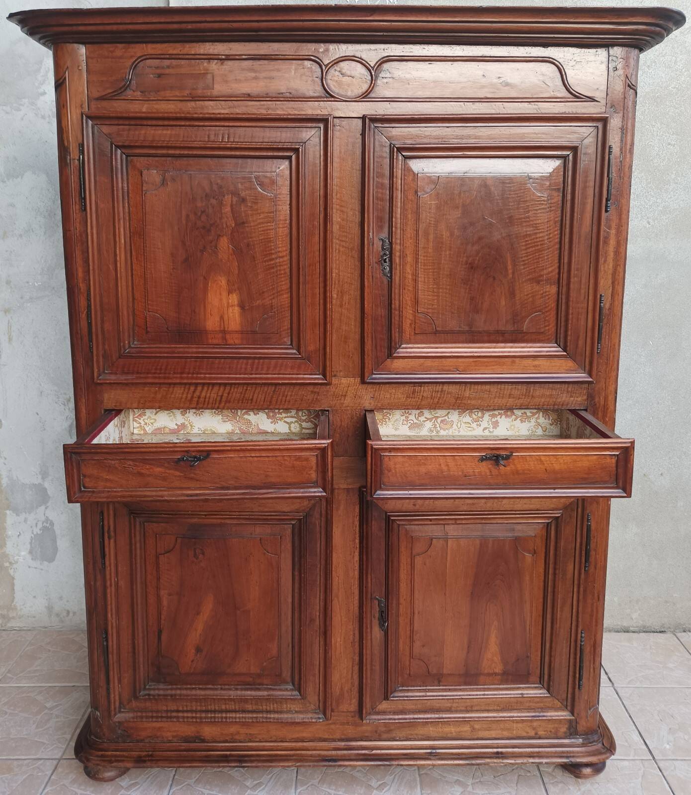 Louis XIV walnut buffet with 4 doors from the 18th century.