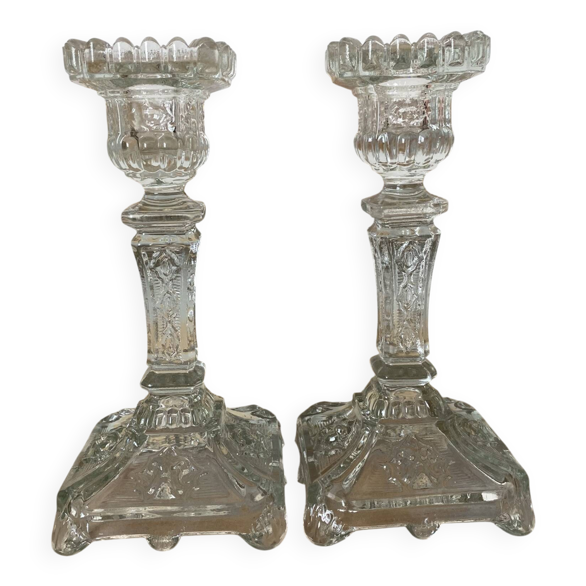 Paire de bougeoirs en verre moulé base carrée
