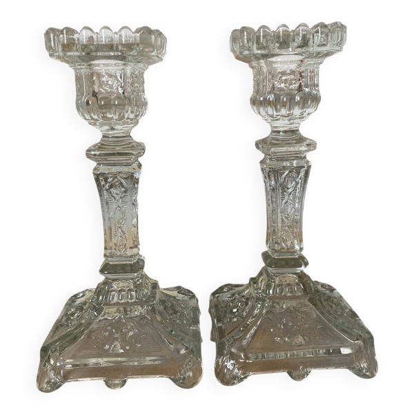 Paire de bougeoirs en verre moulé base carrée