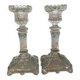 Paire de bougeoirs en verre moulé base carrée