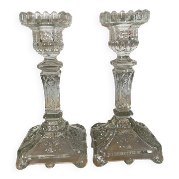Paire de bougeoirs en verre moulé base carrée