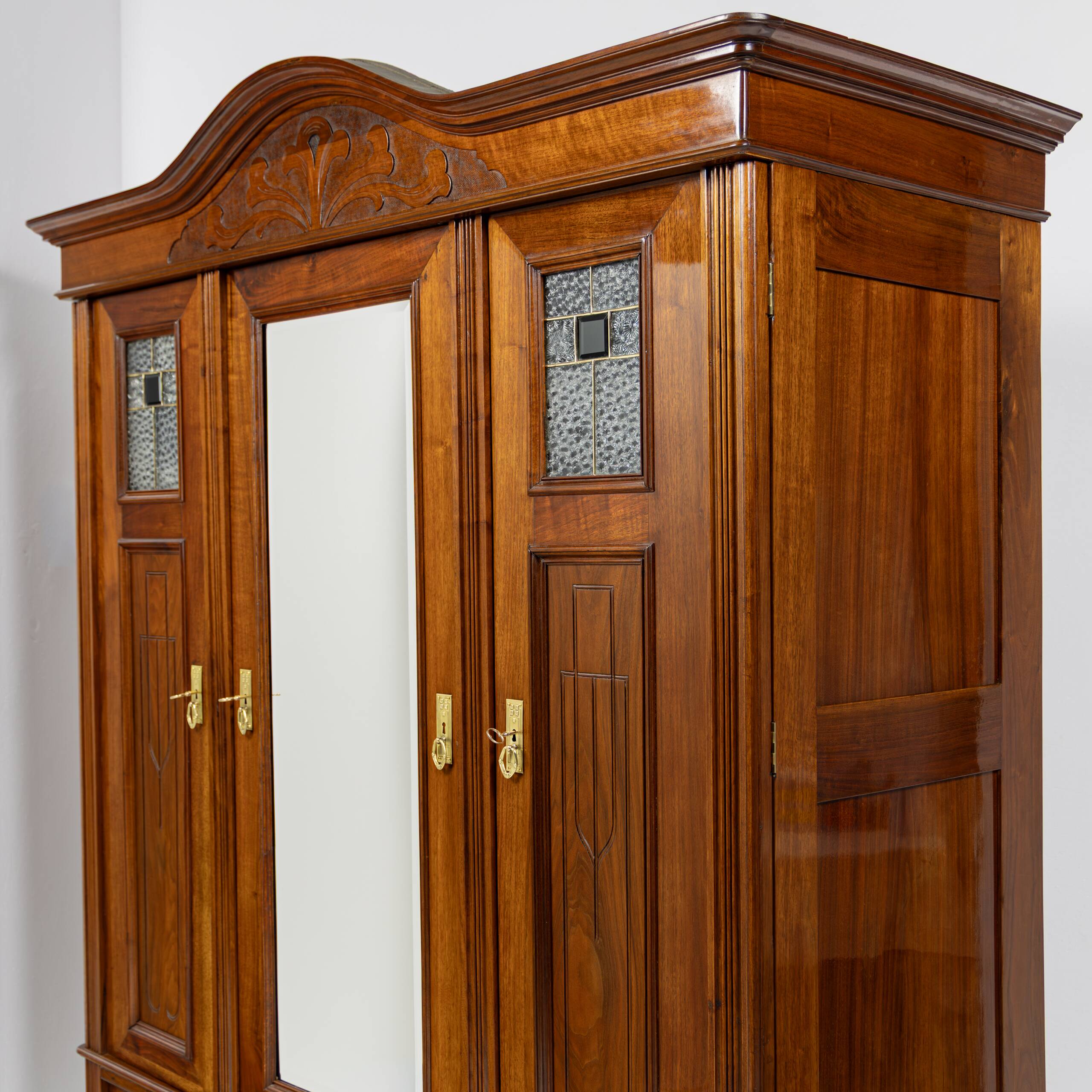 Art Nouveau wardrobe in walnut and pine - 1900-1915