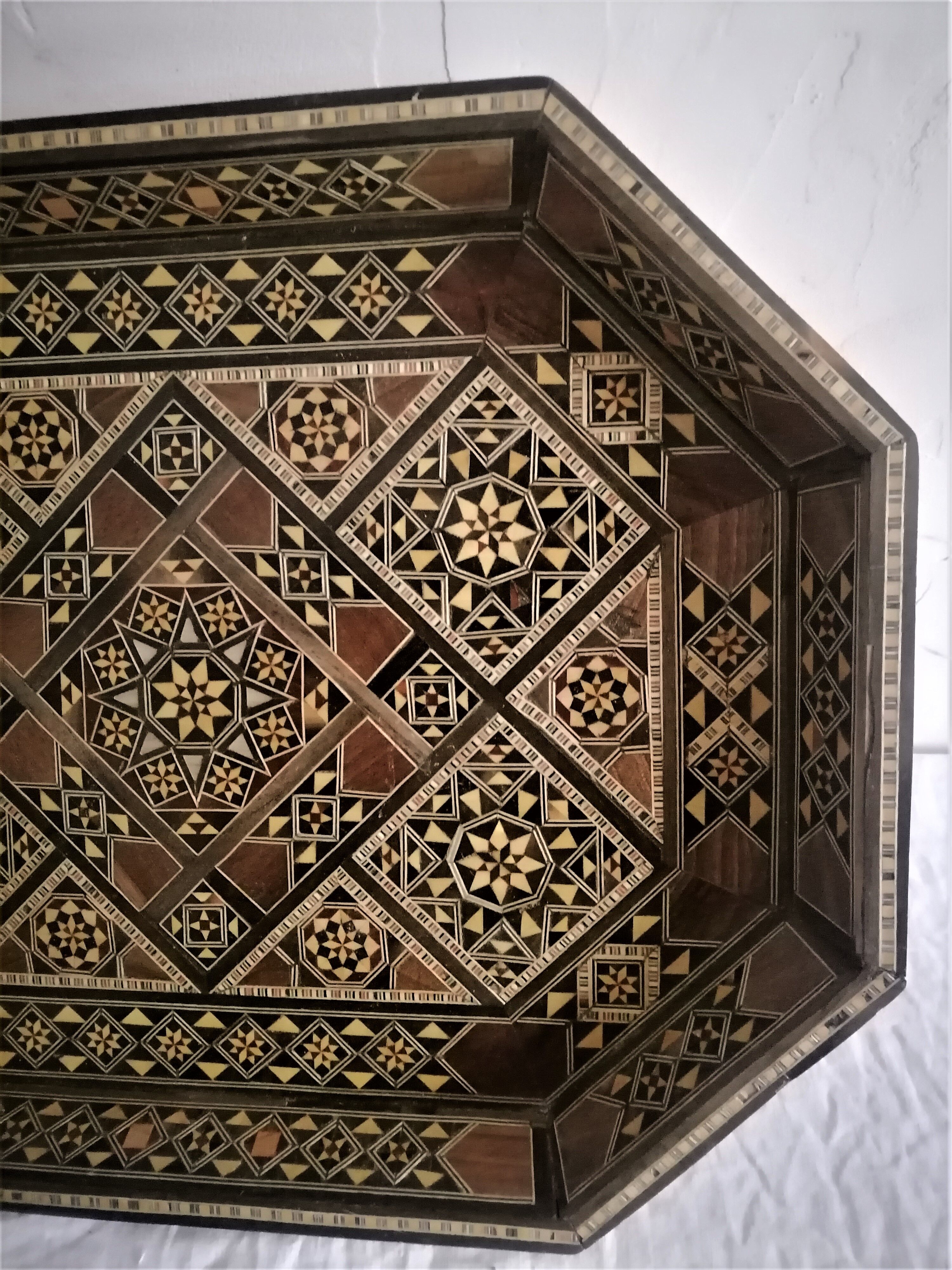 Syrian service tray in fine marquetry. First half of the twentieth century.