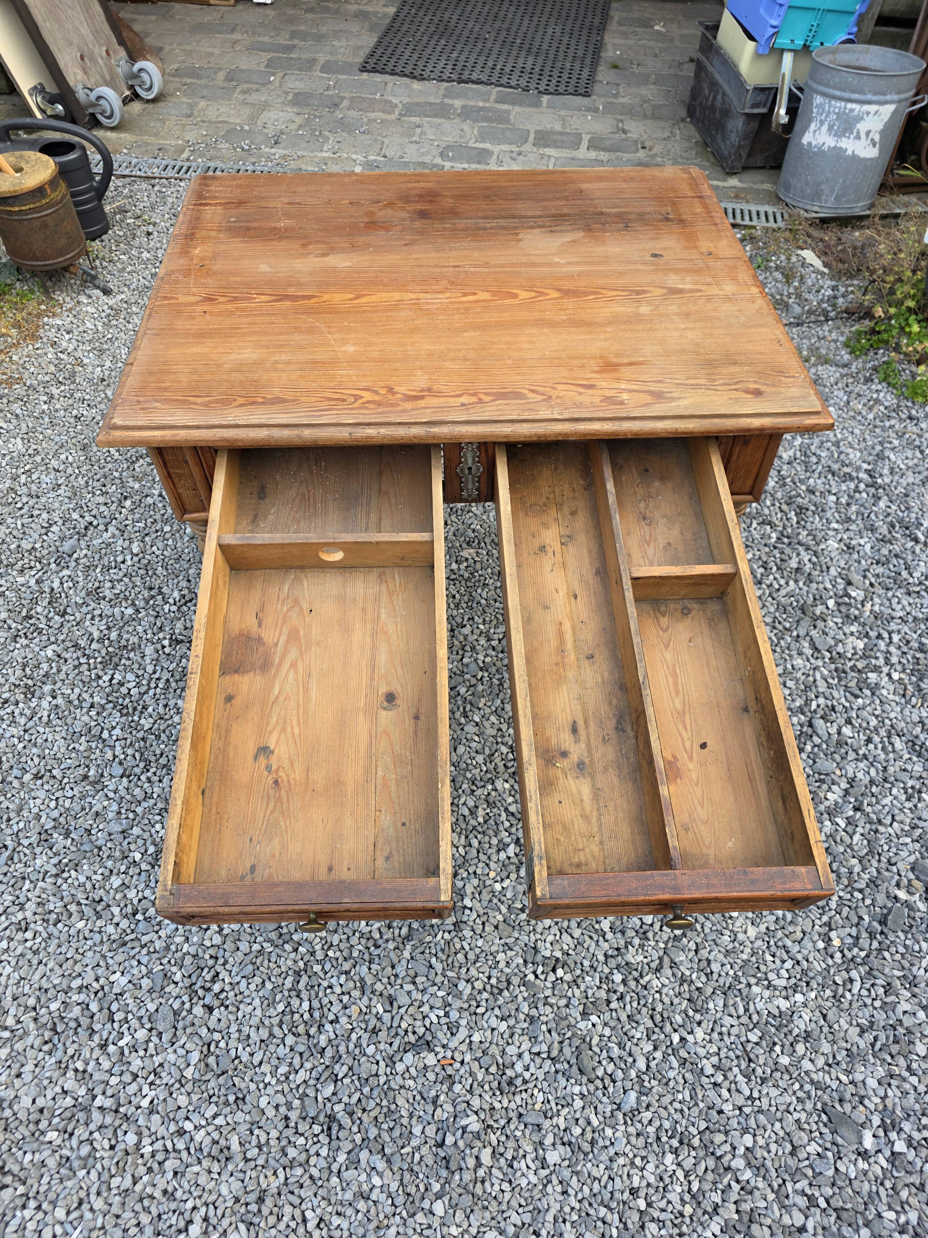 Bureau ancien en pitchpin