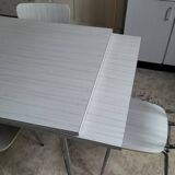 Ensemble table, 4 chaise et un tabouret vintage en Formica blanc