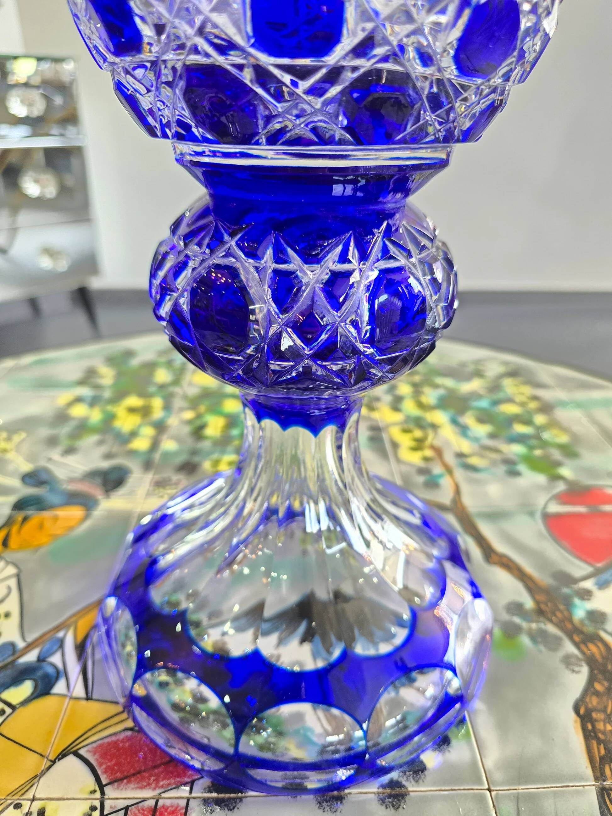 Cobalt blue cut crystal vase "The Great Owls" – Large model on a pedestal
