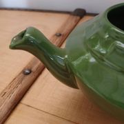 Théière verte en faïence