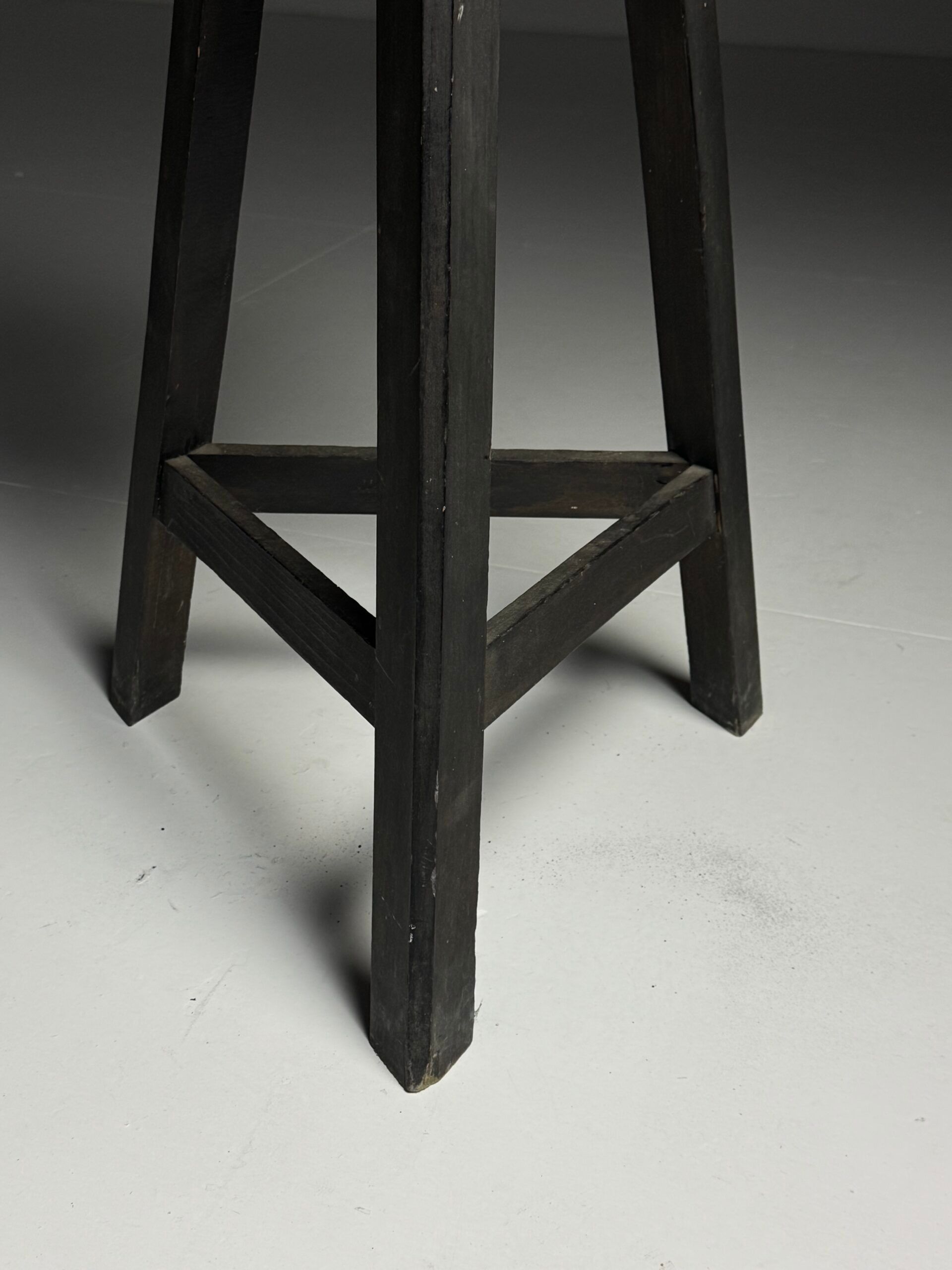 Sculpture stand antique black