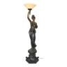 Lampadaire figurant une femme drapée à l'antique, le bras droit levé tenant une torche