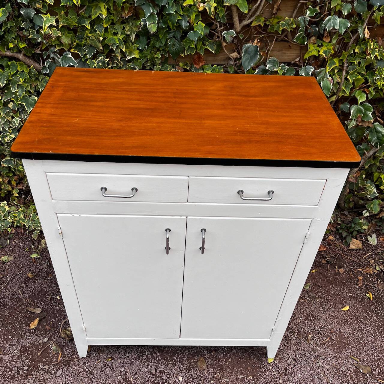 Vintage white sideboard with 2 doors and 2 drawers