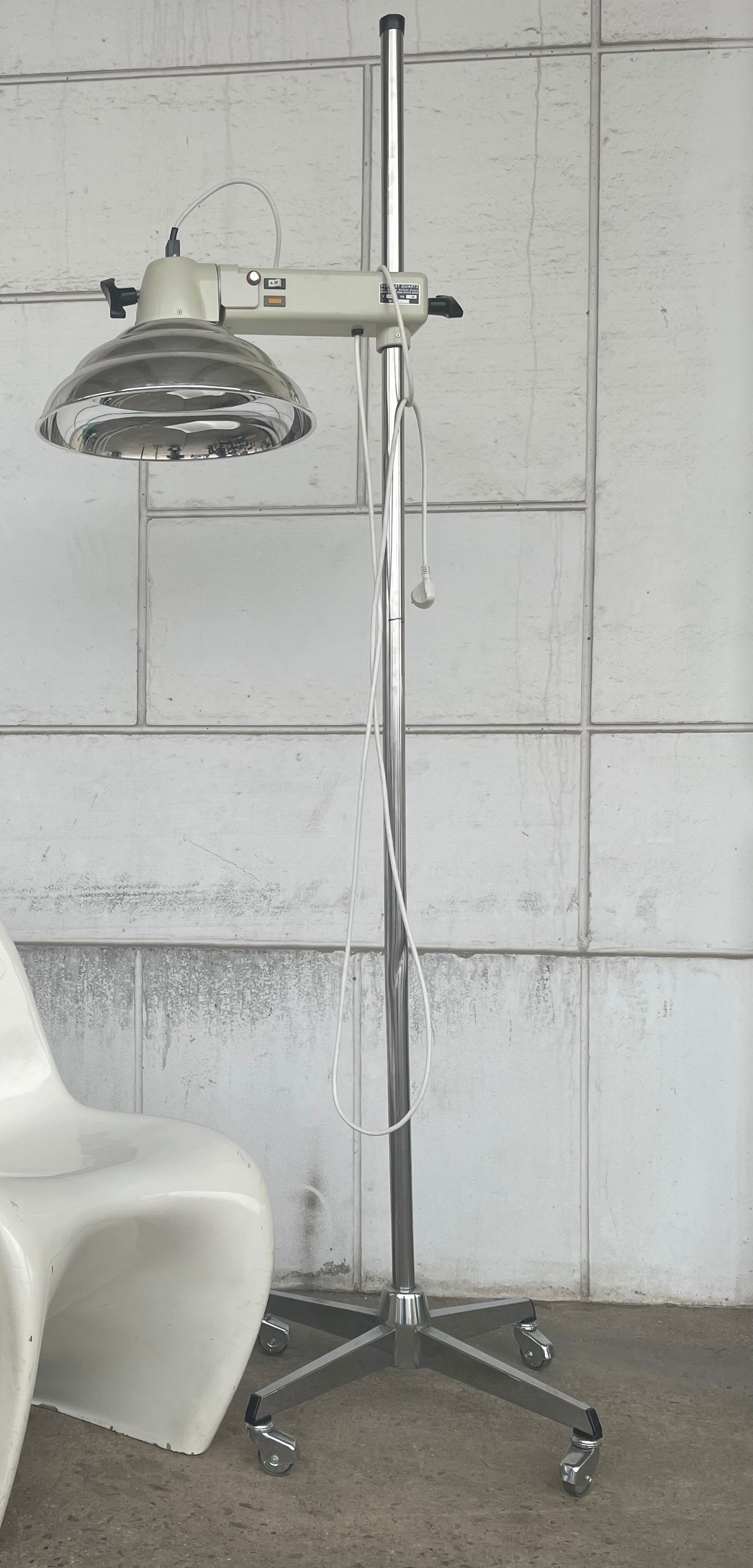 Industrial infrared floor lamp