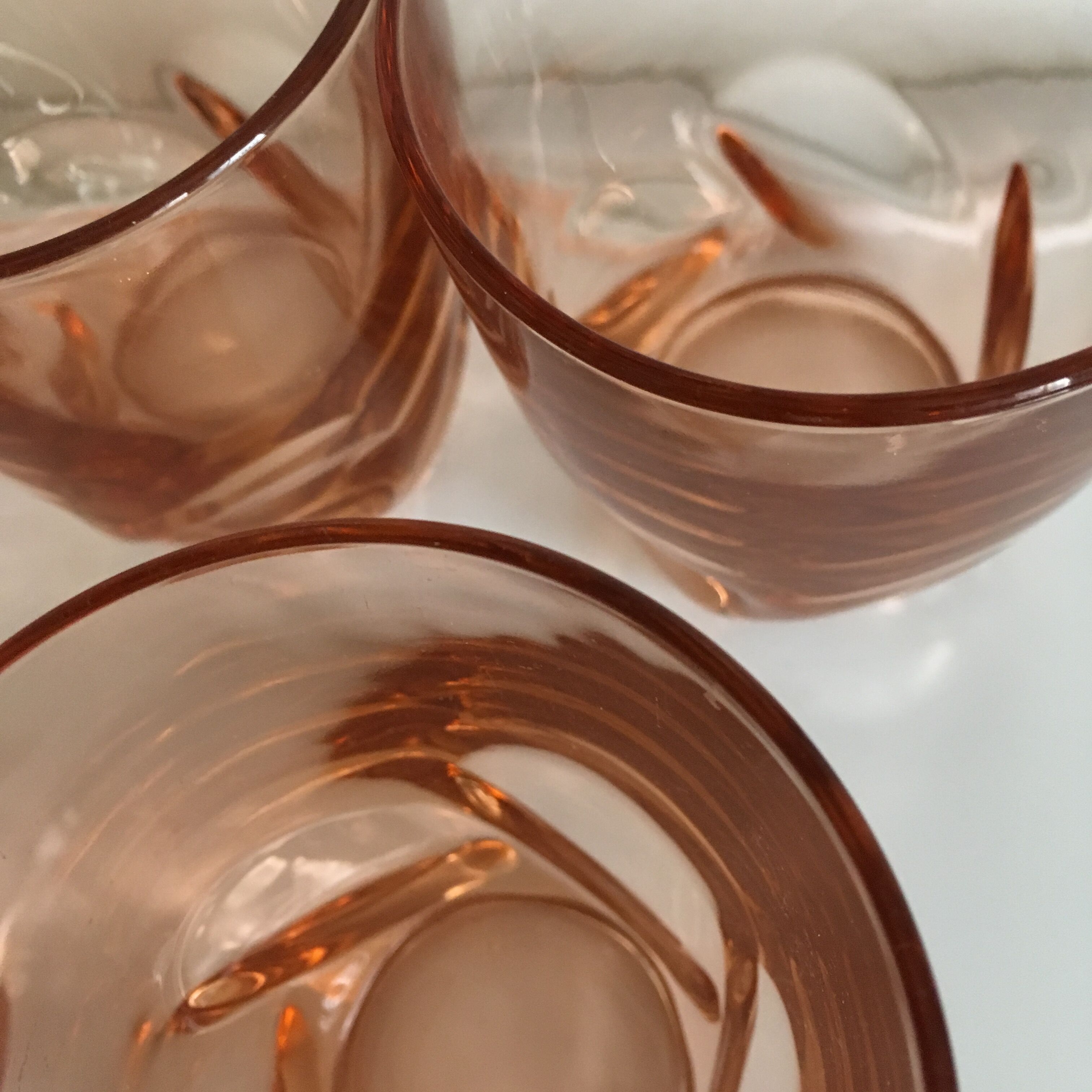 Lot de 5 verres teintés rose à base carré à vague