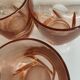 Lot de 5 verres teintés rose à base carré à vague