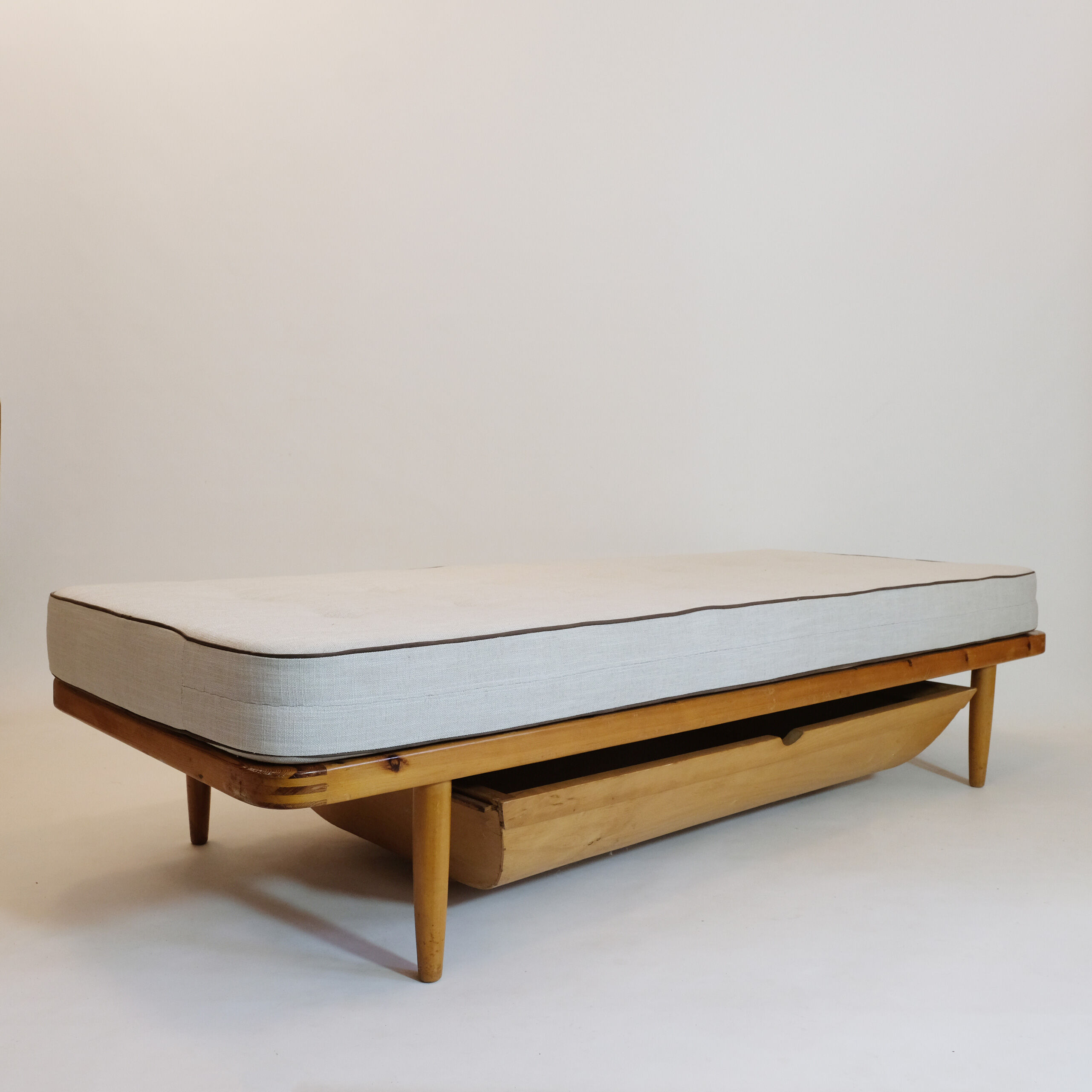 Pin bench bed, Danish work of the 50s-60s