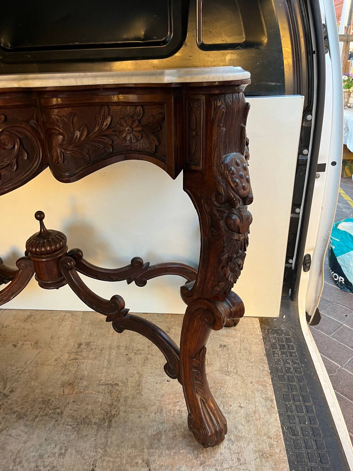 Console in carved solid oak and marble top