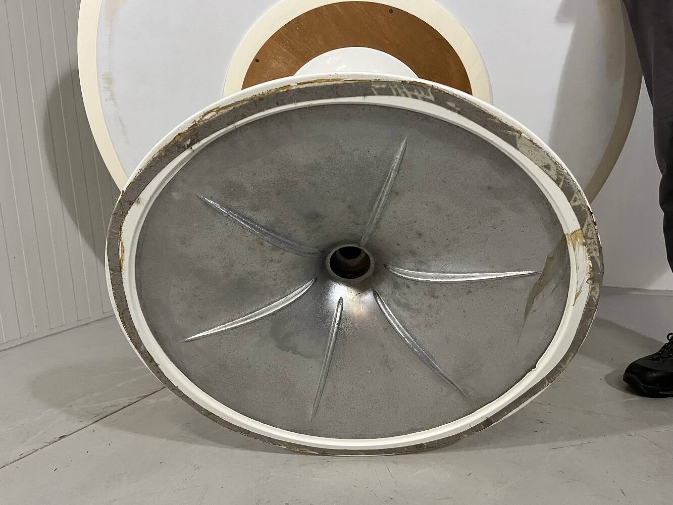 Knoll International Tulip dining table by Eero Saarinen