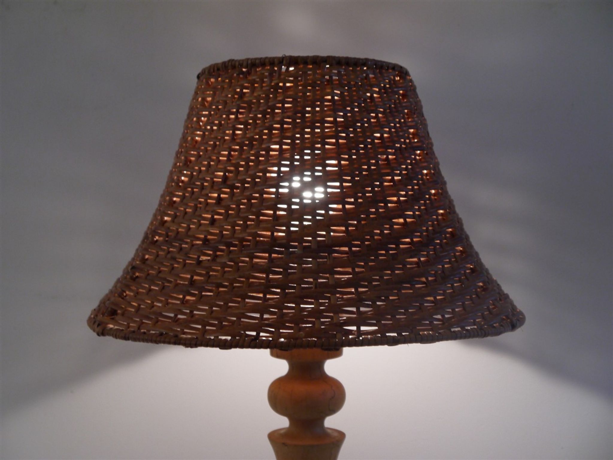 Lampe stylescandinave en bois et rotin 1970