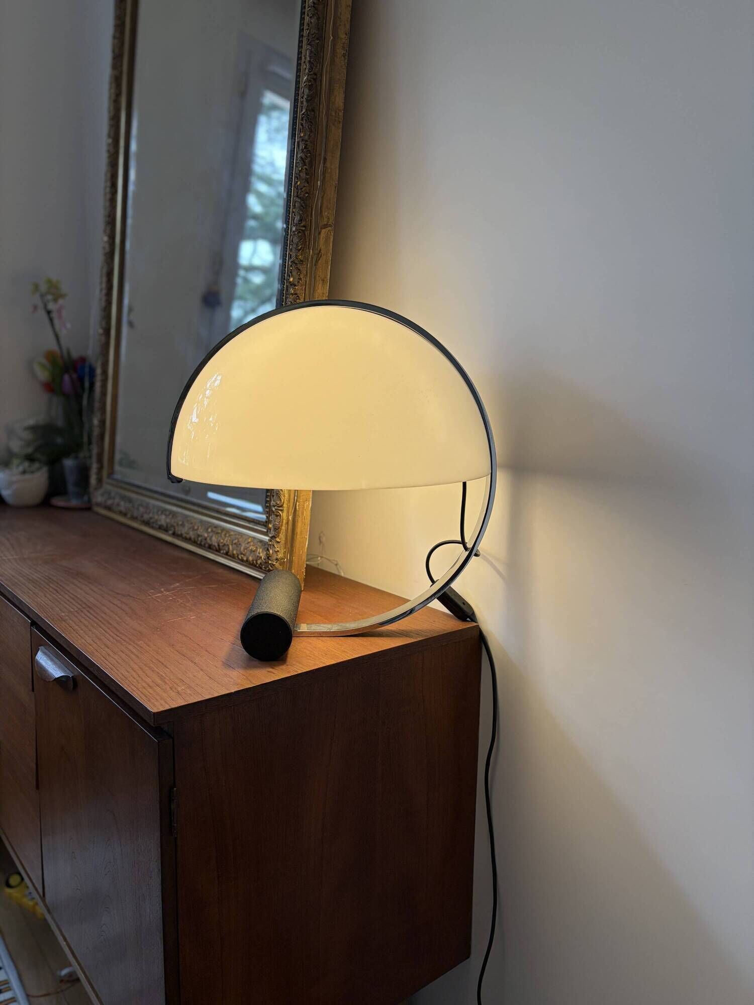 Magnificent vintage Stilnovo Artimeta lamp in excellent condition.