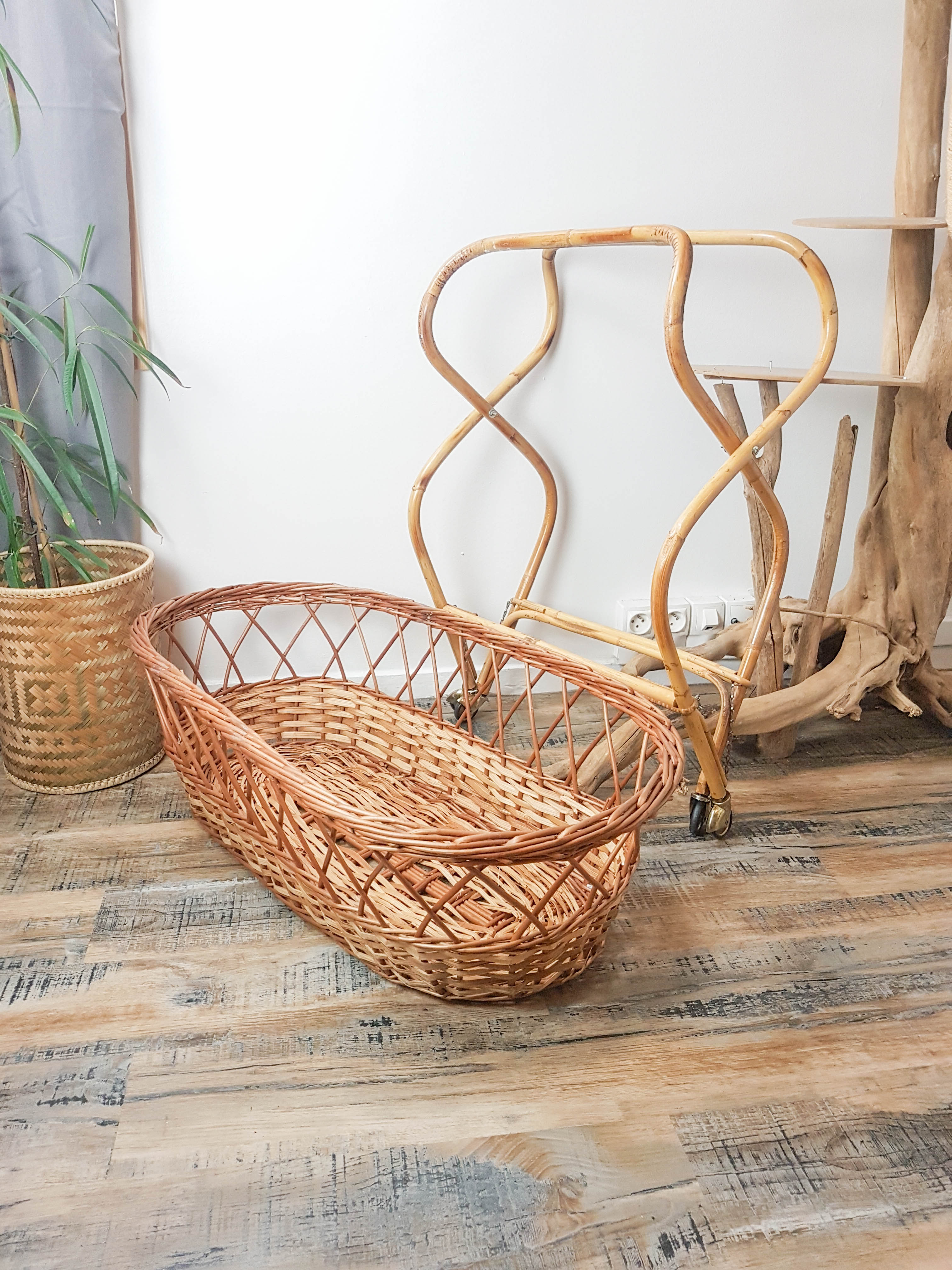 Couffin on foot in vintage rattan 50s