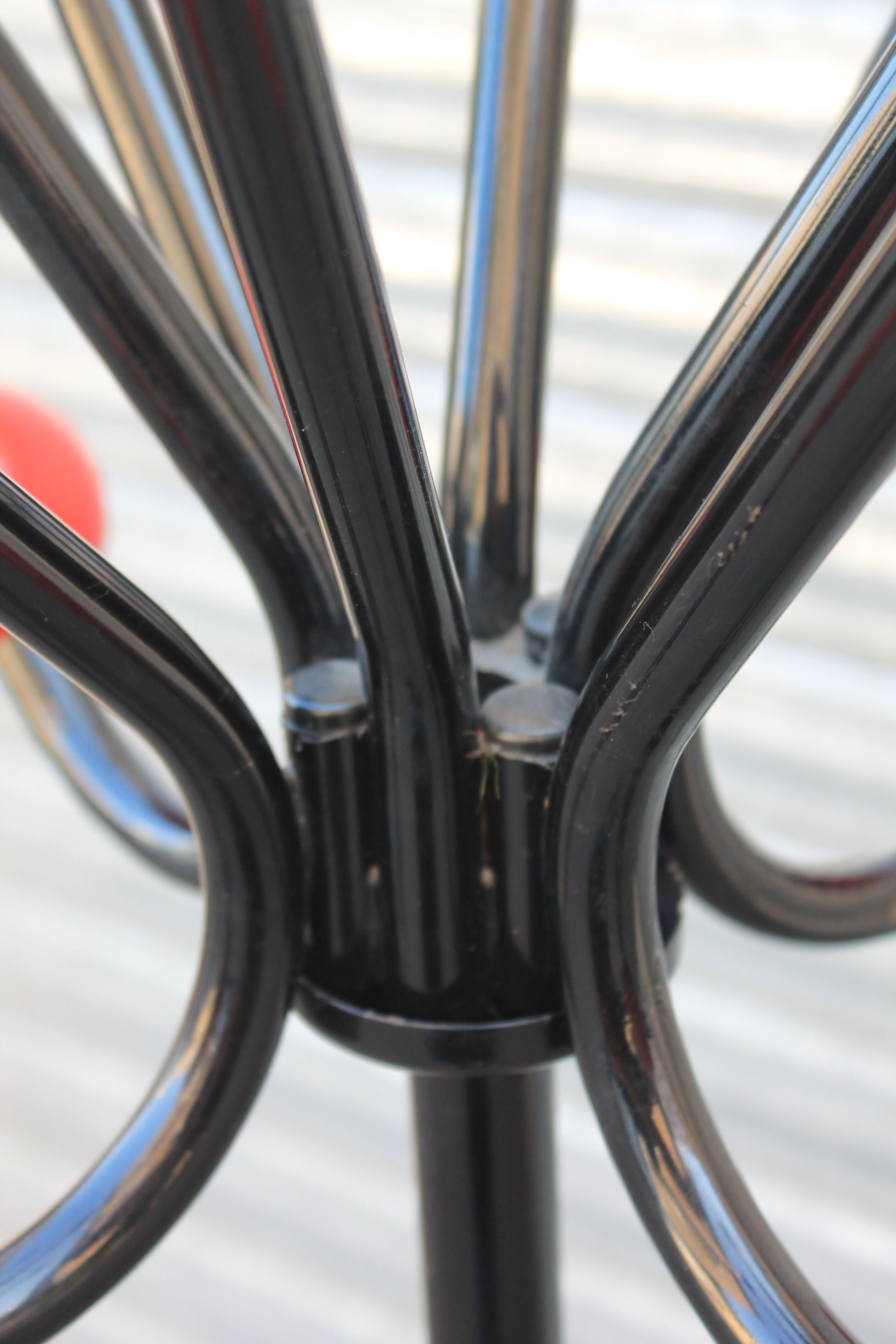 Ball-wearing coat hanger