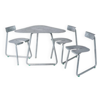 Ensemble table et trois chaises Atelier Serruys 2022