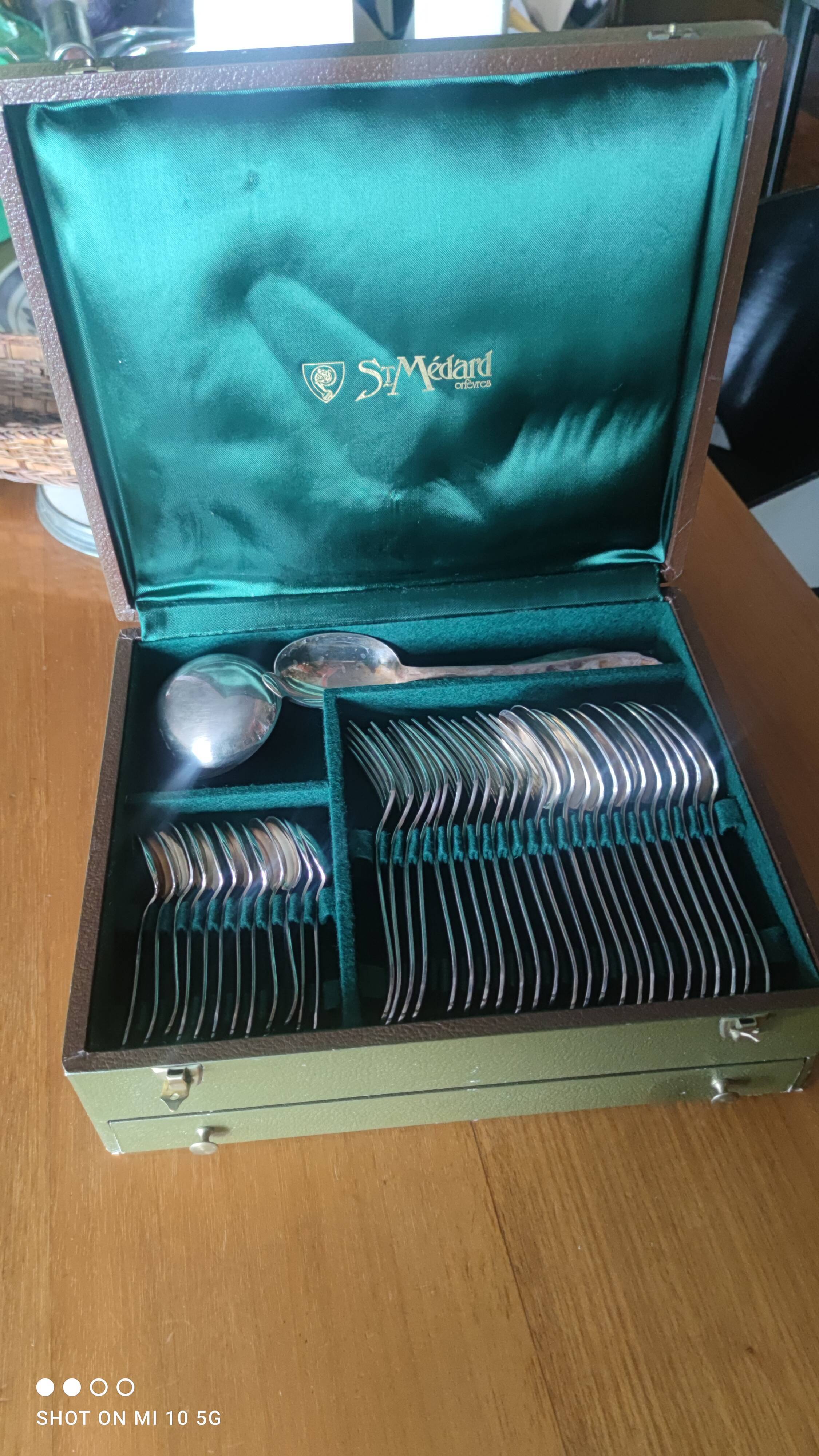 Silver-plated flatware set with its original silver-plated metal box, Maison St Médard silversmiths, circa 1950