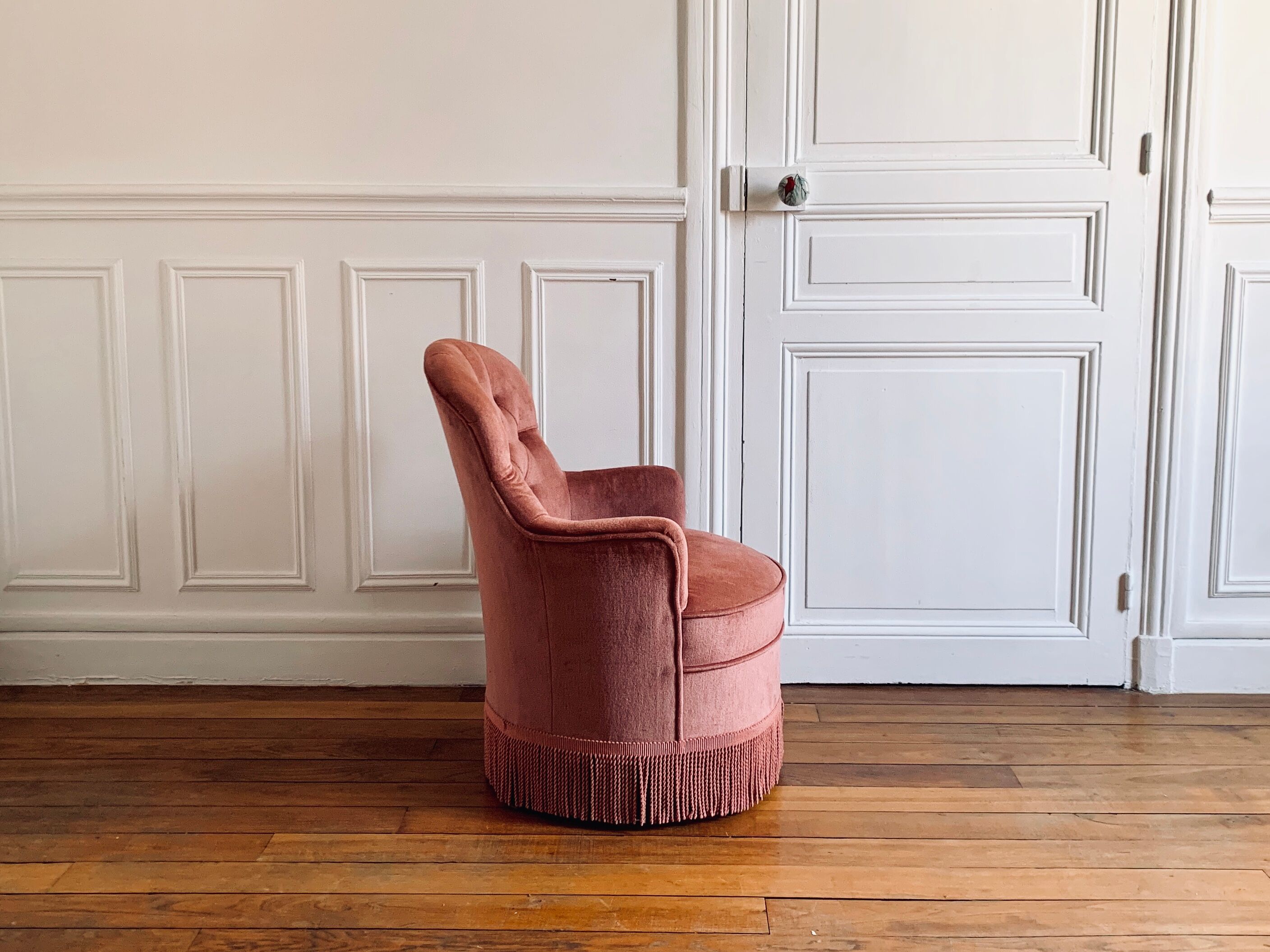 Pink velvet toad armchair