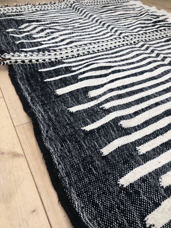 Tapis berbère marocain Kilim Zanafi noir et blanc 2,02x1,46m