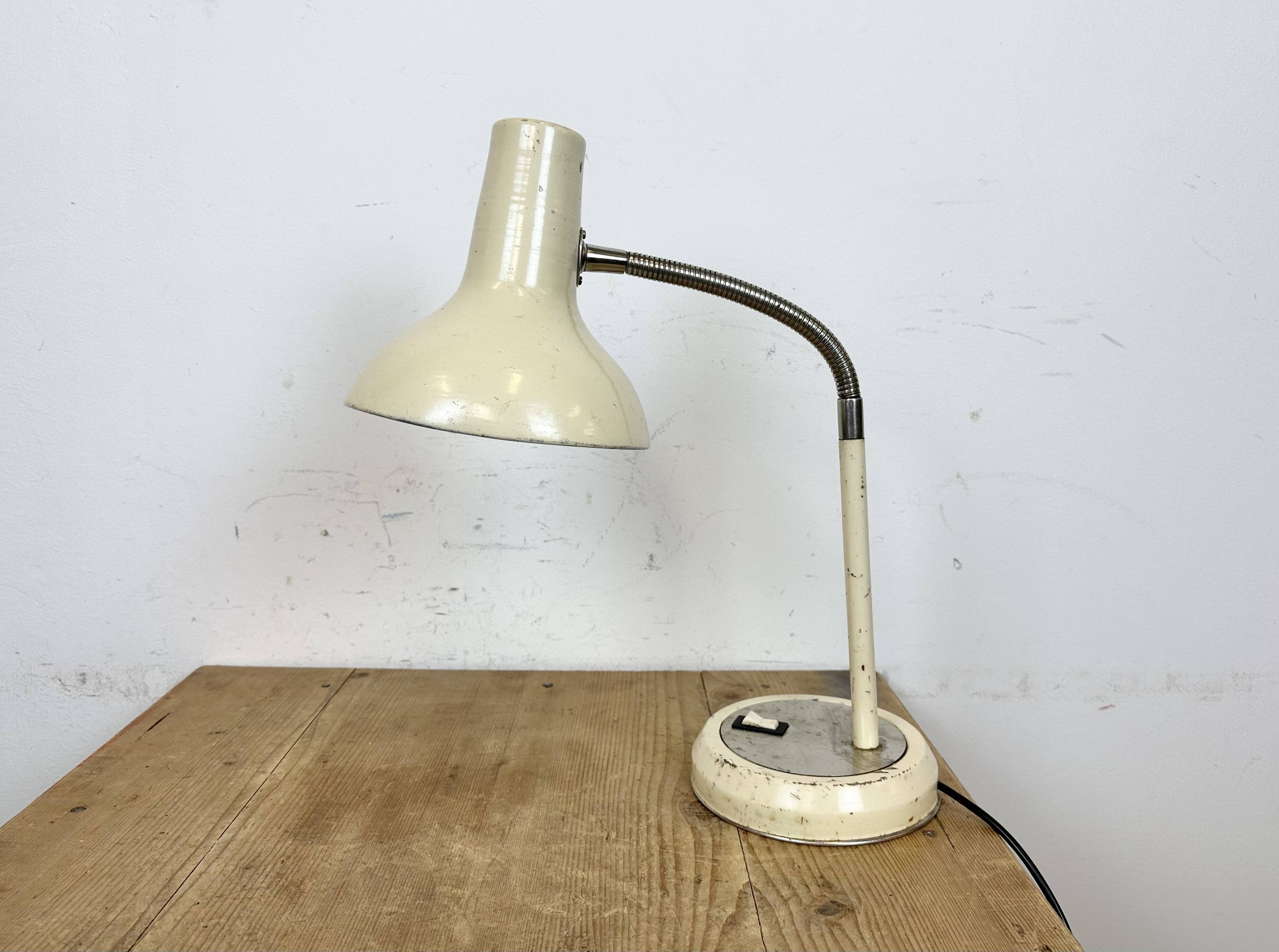 Lampe de table industrielle beige à col de cygne, 1960s